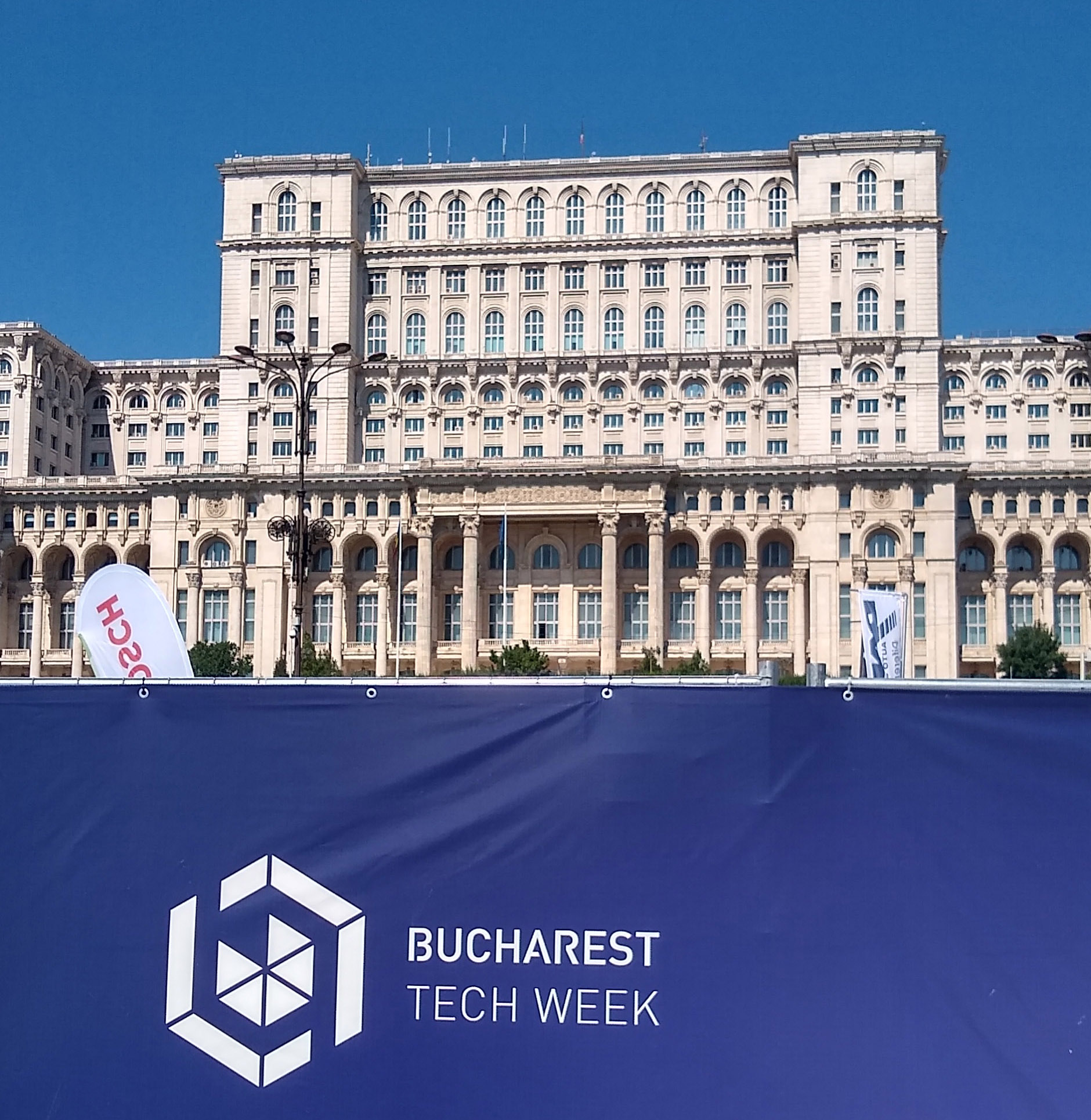 Porțiunea Tech Expo a Săptămânii Tehnologice București amenajată în fața Palatului Poporului în iunie 2022